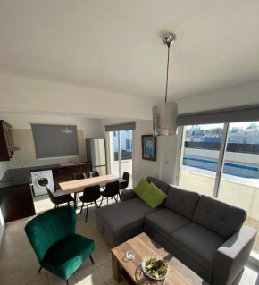 Cosy apartment in Kato Paphos with pool access